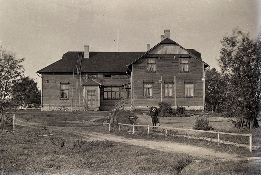 År 1909 byggde Viktor Nylund den nya folkskolan i Dagsmark på entreprenad åt Lappfjärds kommun. Som byggmästare anlitade han sin egen bror Emil Storkull (1887-1912).