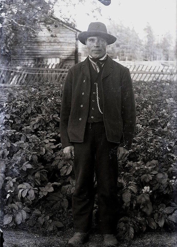 Erik Johan Lång (1873-1962) men som kallades "Kårk-Erkjåhan" var bonde i Palon, tills han flyttade ner till Mylläris gård på Brobackan. Hans gård i Palon övertogs av karelaren Jantunen som sedan sålde den vidare åt familjen Norrvik.