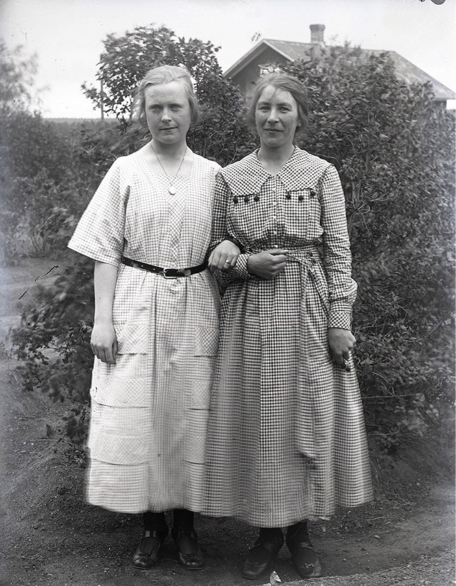 Till höger står "Skol-Sandra" alltså Alexandra Forsgård (1894-1960) som gifte sig med Artur Rosengren. Det var ju Sandras mor Mathilda som sålde sin bondgård åt bönhusföreningen och som sedan dess fungerat som bönehus i Dagsmark. Kvinnan till vänster är tillsvidare okänd.