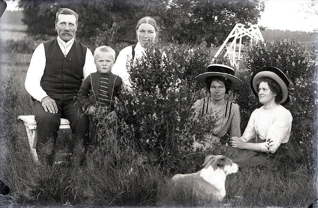 Nog var det ovanligt för 100 år sedan i Dagsmark eller på landsbygden överhuvudtaget att folk klädde sig i dylika kläder.