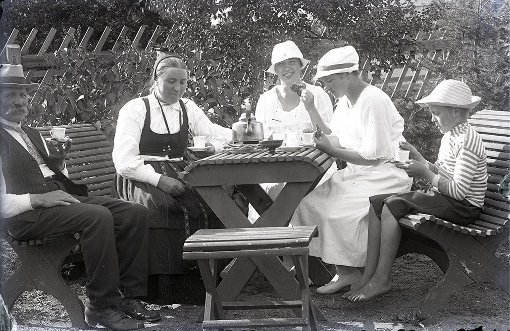 Det var fina trädgårdsfester hemma hos Nylunds i tiderna och till och med unga Rurik ser ut att dricka kaffe.