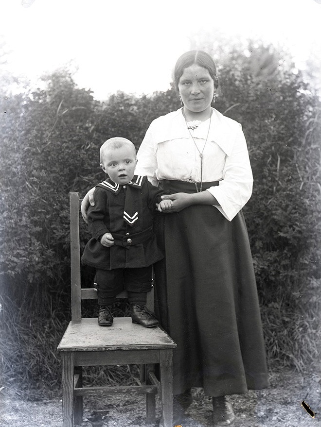 Hulda Norrgård (1901-1973) tillsammans med en av sönerna.