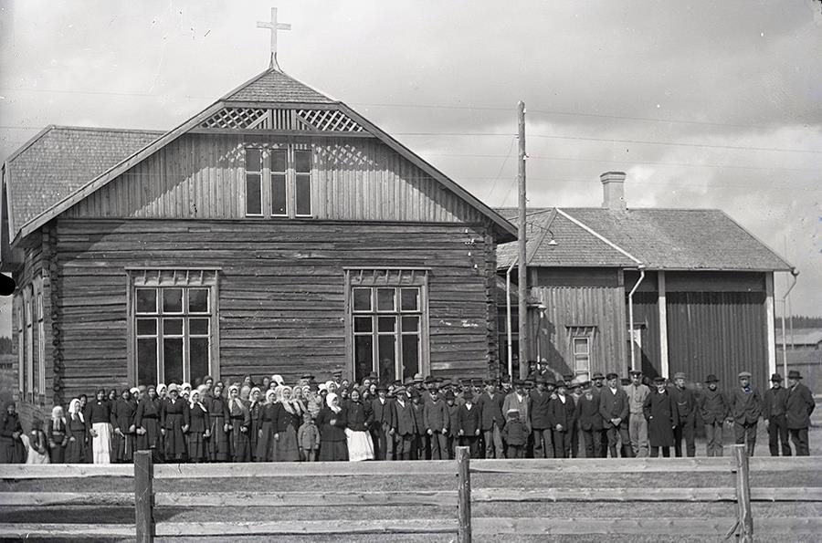 År 1914 byggde Viktor Nylund om Matilda Forsgårds gamla bondgård till ett stort och modernt bönehus. Sedan drog han ledningar från sitt kraftverk i Gamlaforsen och till på köpet så donerade han en vacker takkrona, som fortfarande finns på bönehuset. I elstolpen framför ingången finns en utelampa monterad, troligtvis den första i hela byn och det fanns säkert en och annan som förundrade sig över detta lysande fenomen.