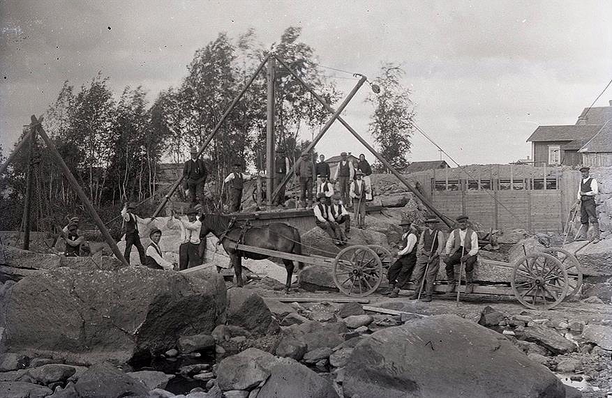 Nedanför Kvisgården håller stenhuggarna på och bygger dammen som via kanalen skall leda in vattnet i Ab Pärusfors vattenkraftverk, ca 1916.