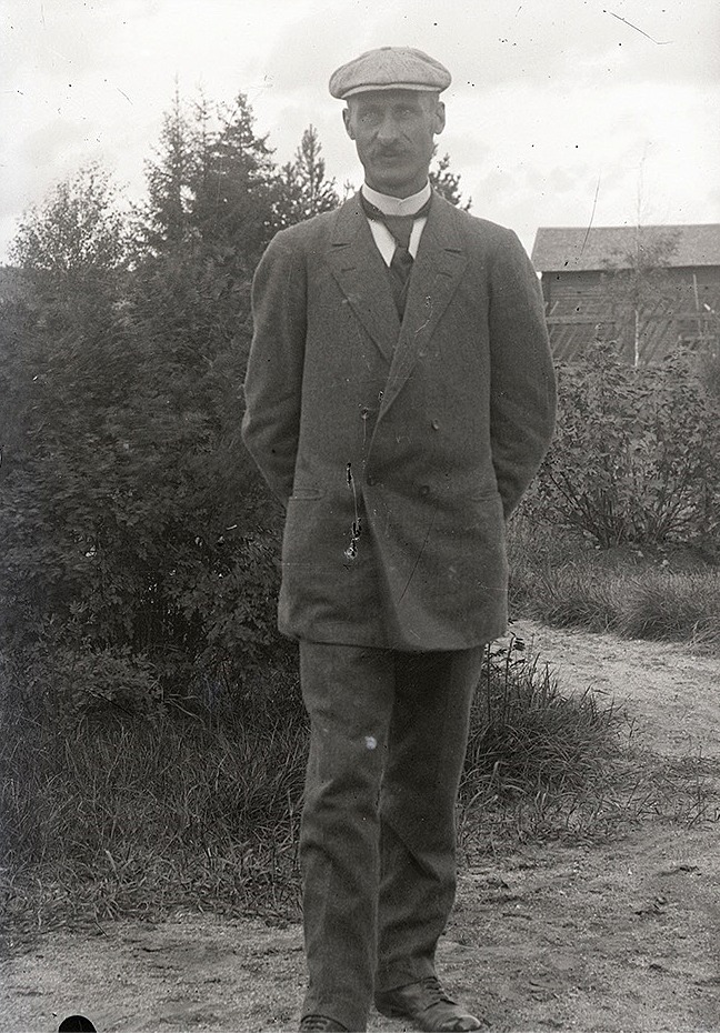 Henrik Rosenback som var född i Kvarnå var folkskollärare i Perus i Lappfjärds östra folkskola under åren 1905-1940.