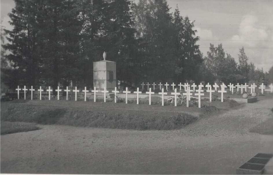 Hjältegravarna vid kyrkan i Lappfjärd. De vita träkorsen påminner om tro på fosterlandet. De som ligger här, gav sitt allt.