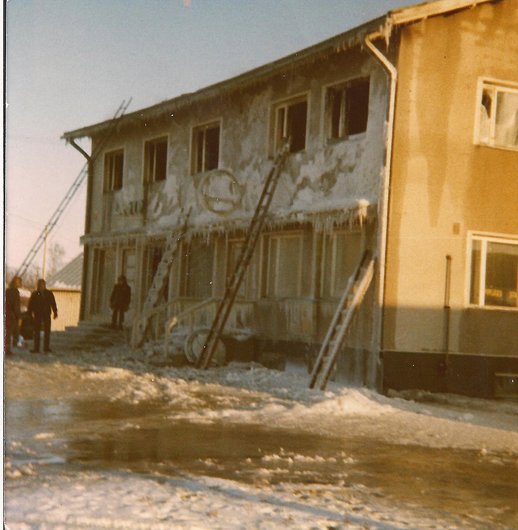 Så här såg Sparbankens hus ut efter branden den 3 mars 1971. Lappfjärds Andelshandels filial i den bortre ändan och Lappfjärds Sparbanks sidokontor till höger. Ovanför banklokalen fanns Anna och Birger Sonntags bostad.