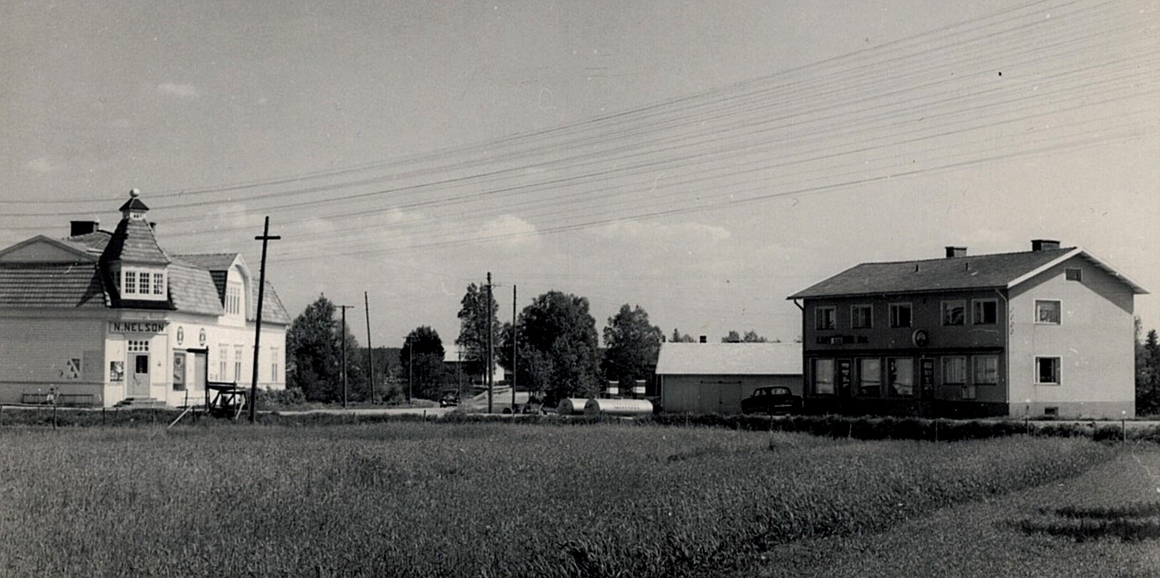 Nelsons affär till vänster och Sparbankshuset till höger. Fotot möjligtvis från slutet av 60-talet.