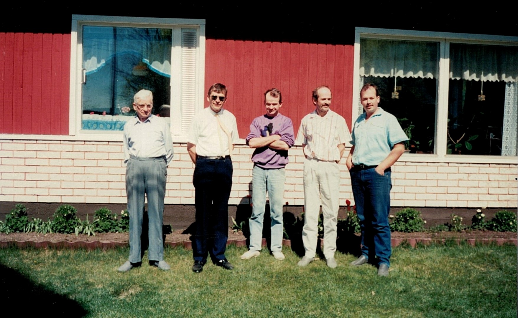 Ragnar Backlund med sönerna Per-Erik, Kurt, John och Lasse framför gården på Sunnantillvägen.