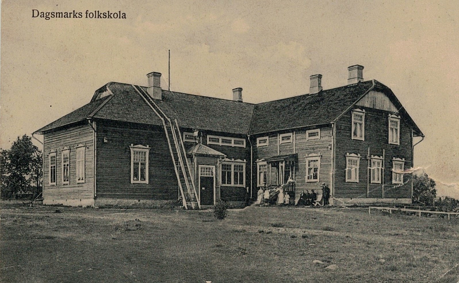 En del av familjen Wadström utanför den nybyggda folkskolan.