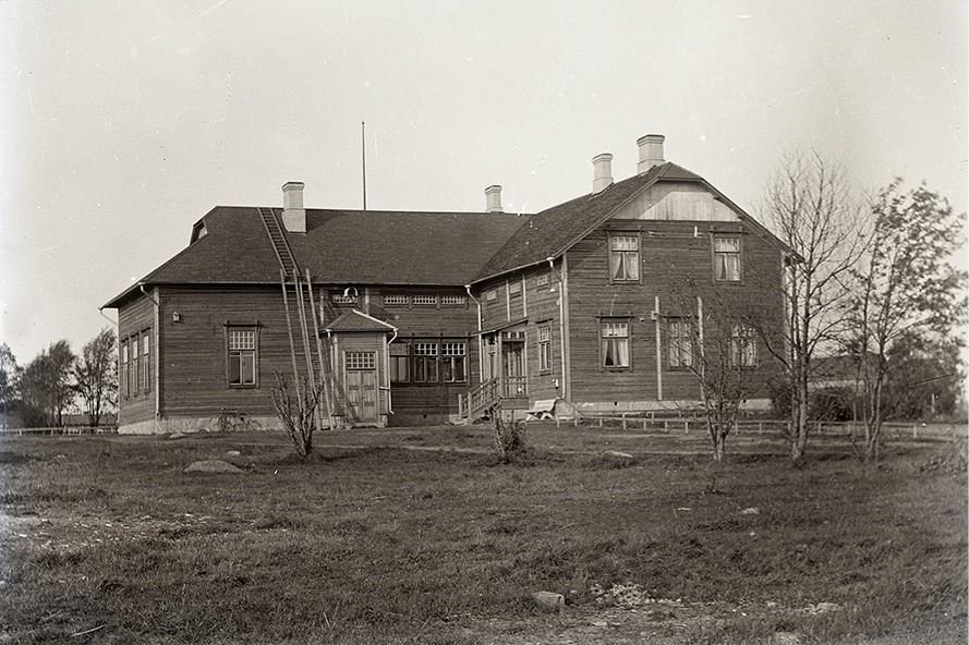 Byggmästare Emil Holmström från Kristinestad gjorde ritningarna till detta skolhus och sågägaren Viktor Nylund uppförde det för en kostnad om 17 632 mark.