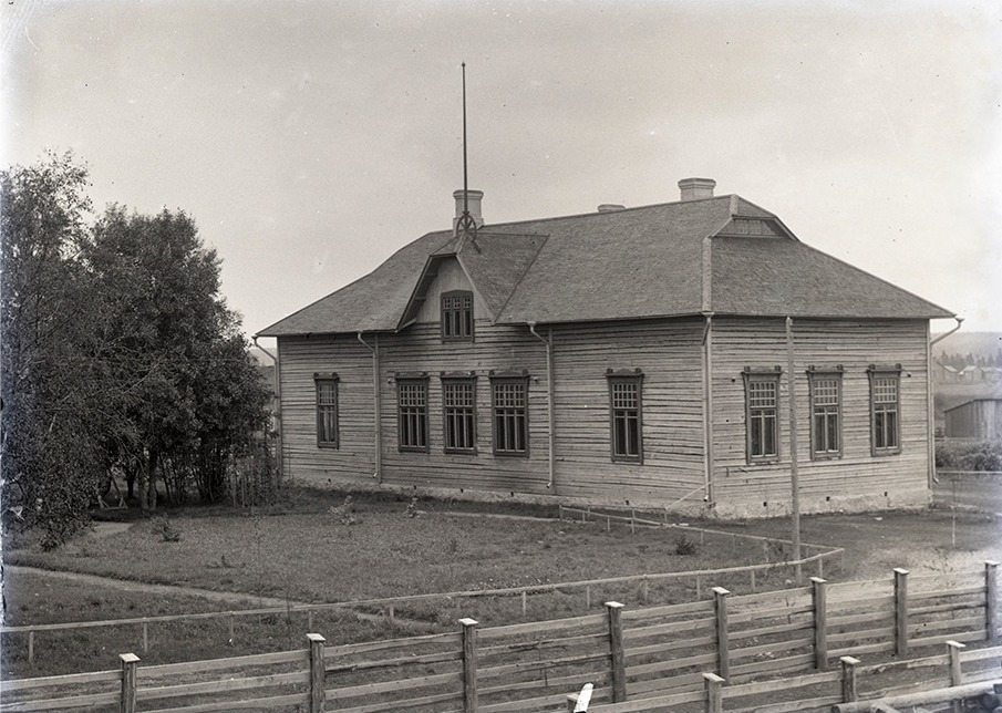 Den 16 april 1909 utstakades byggplatsen och 15 november samma år var det slutgranskning. Byggtiden var alltså endast 7 månader.