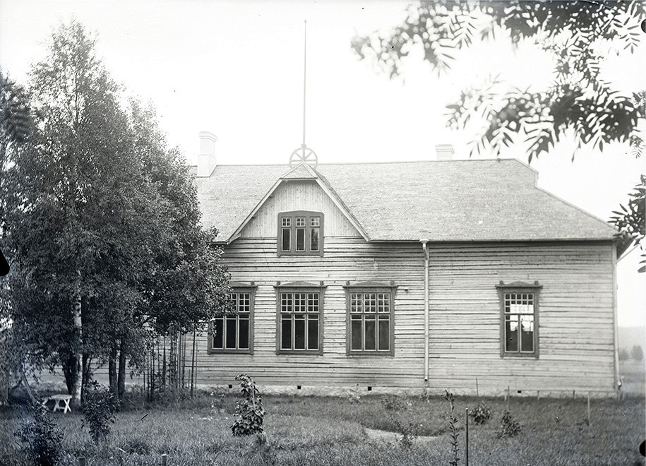 Folkskolan fotograferad från landsvägen av byggaren Viktor Nylund.