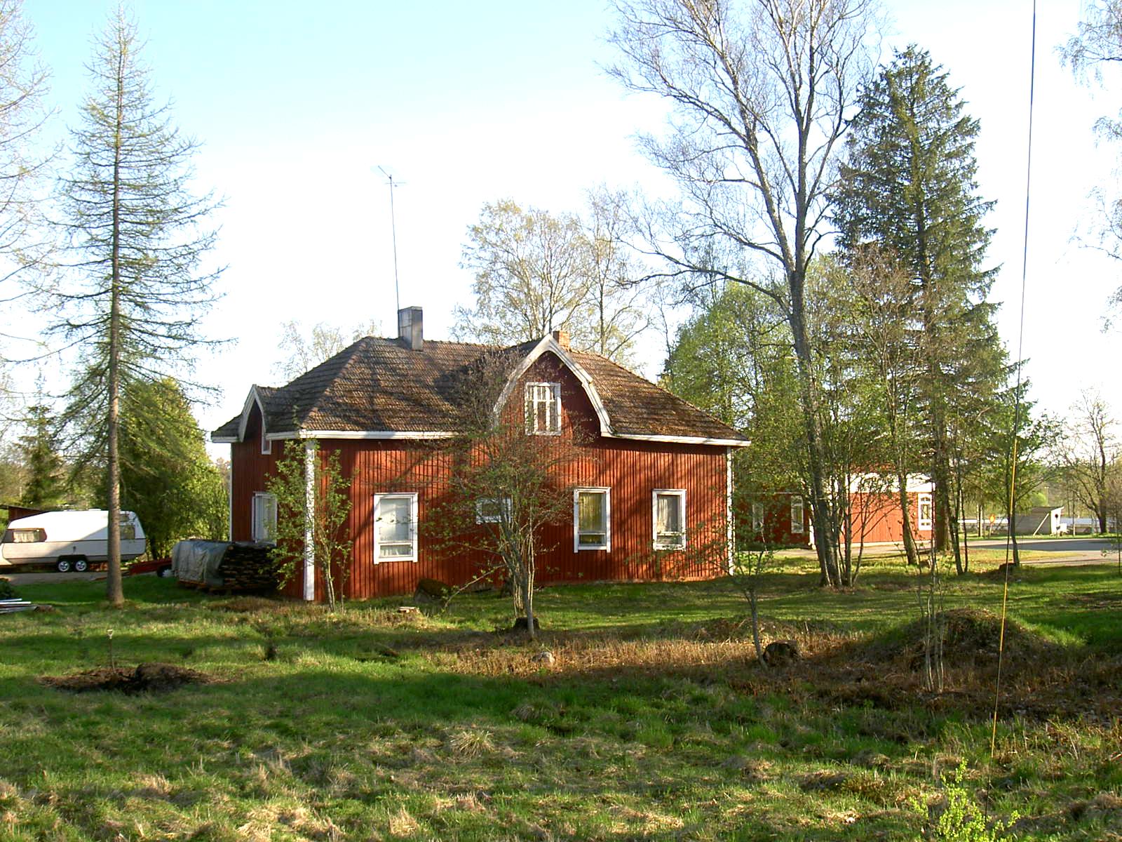 Klemets gård i centrala Dagsmark. Till höger syns boklånestationen som finns i daghemsbyggnaden.