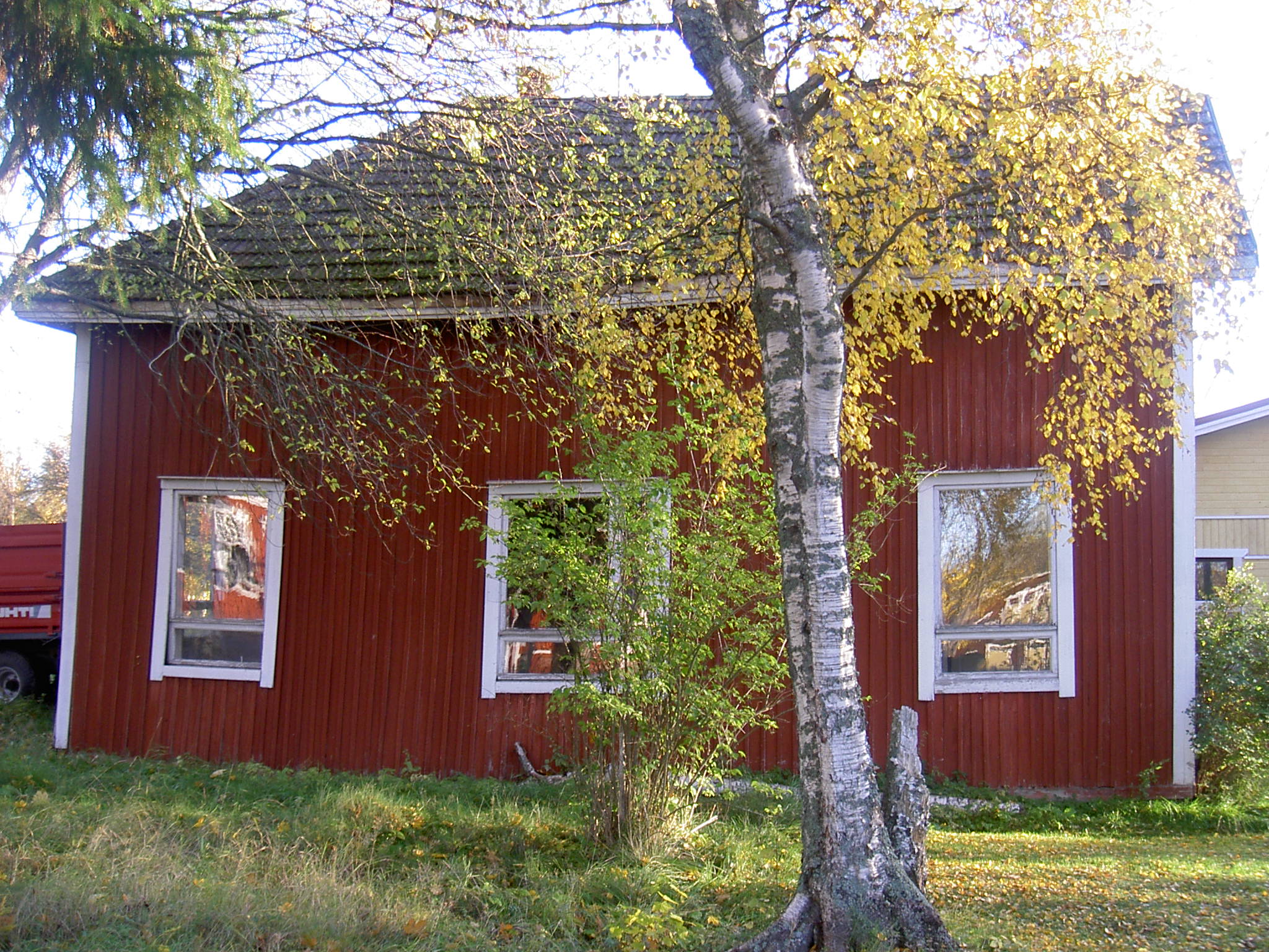 Så här såg Åke Klemets gård ut mot folkskolan, alltså mot väster just före den revs 2006.