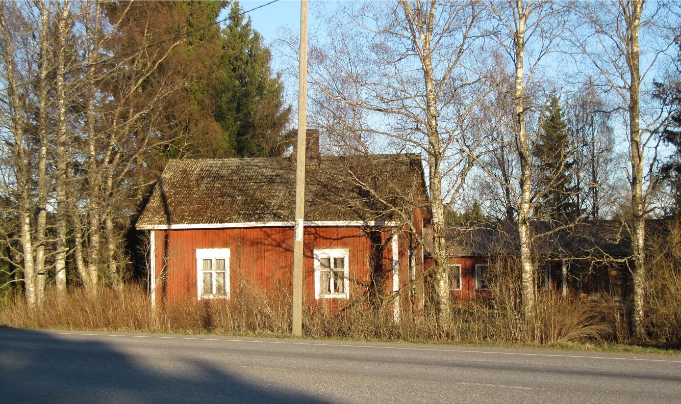 Efter att landsvägen drogs snett över åkrarna ner mot bron, så hamnade Klemets Erik Anders lillstuga närmare vägen. I bakgrunden syns den gård som Ruben och Benita Ånås byggde i början på 1970-talet. Båda gårdarna på bilden är obebodda i dag.