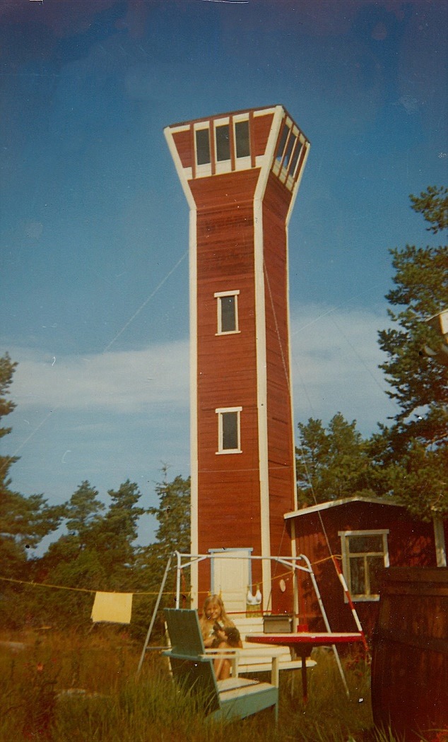 Det här tornet byggde Åke Klemets på sin sommarstuga i Skaftung. Dottern Rita sitter i gungan.