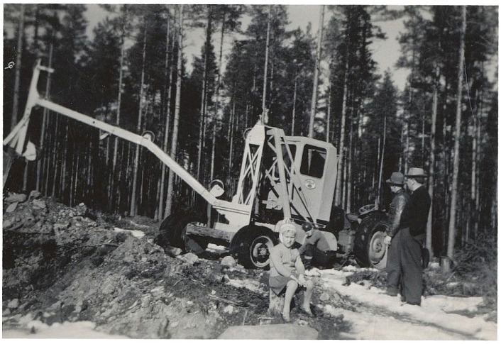 Ovanlig grävmaskin på Byåsen i Klemets-Åkes sandtag.