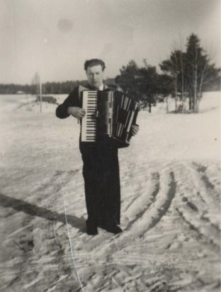 Åke Klemets med dragspelet.