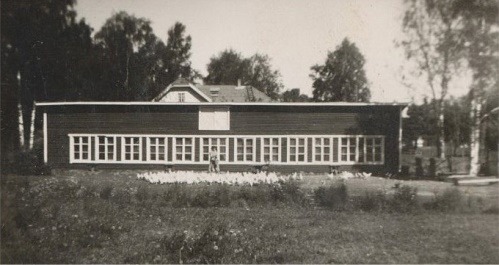 Åkes speciella hus, där han födde upp ankor. Framför huset syns ankorna och hustrun Ilona.