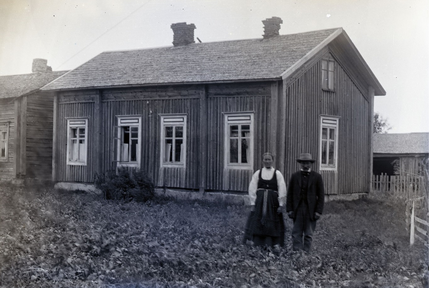 Här står Henrik Klemets, senare Långfors (1854-1916) framför sin gård som stod längs med landsvägen. Det var säkert sonen Emil Långfors som flyttade gården ner till Langjäälon i Klemetsändan.