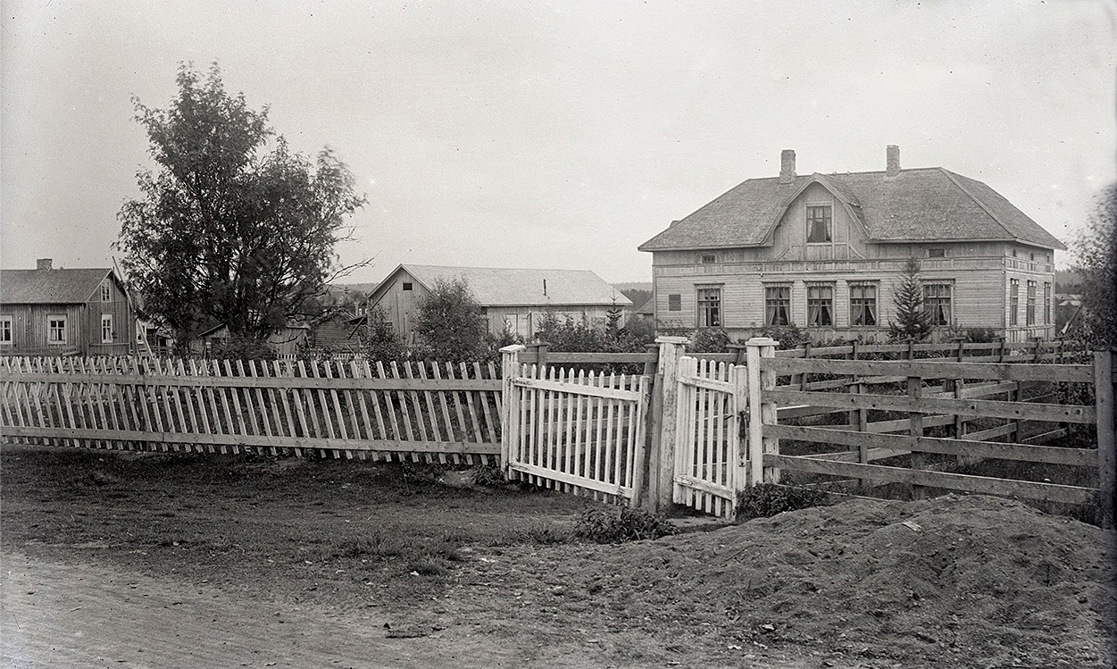 Efter att alla gårdar blivit bortflyttade, så byggde bonden Viktor Klemets denna gård, som syns till höger. Den mindre grinden till höger, som kallades för ”Lillgrinden” ledde ned till folkskolan medan den större ledde ned till Bränninas.
