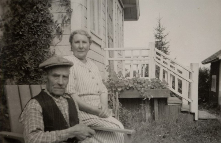 Här sitter ”Brännin” själv, alltså Erik Anders Klemets tillsammans med hustrun Alvina, framför lillstugan där de bodde på gamla dar.