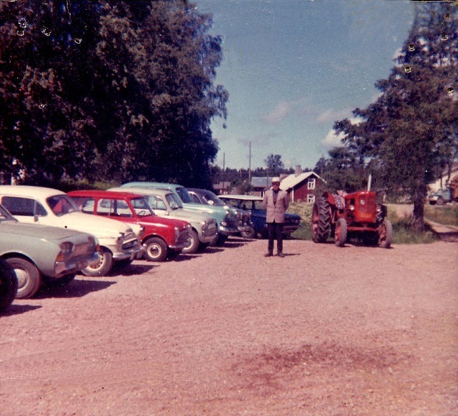 Här visar Åke Klemets upp de begagnade bilar som han hade till salu på sin gårdsplan.