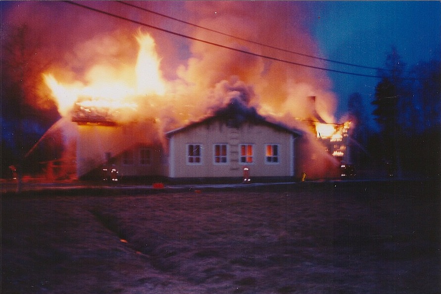 Dagsmark lokaalin står i ljusan låga den 9 maj 1998. Lappfjärds Brandklubbs foto.