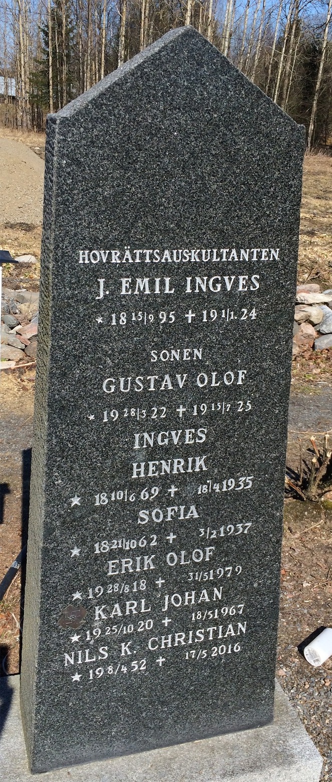 Emil Ingves ligger begravd nära minnesmärket över de stupade utanför kyrkan i Lappfjärd.