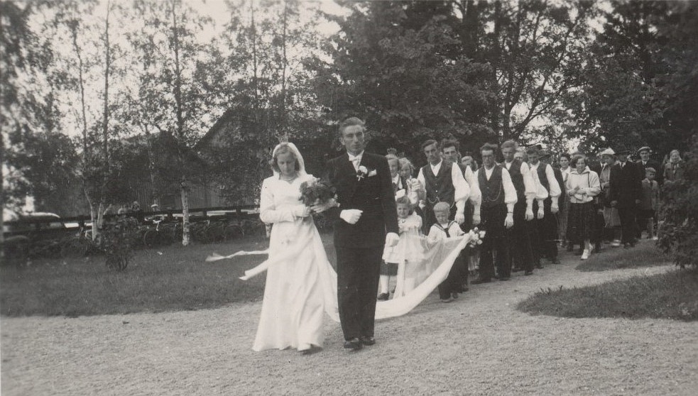 Torsten Storhannus och Linnea Lindedahl på väg in i kyrkan 2 juli 1952.
