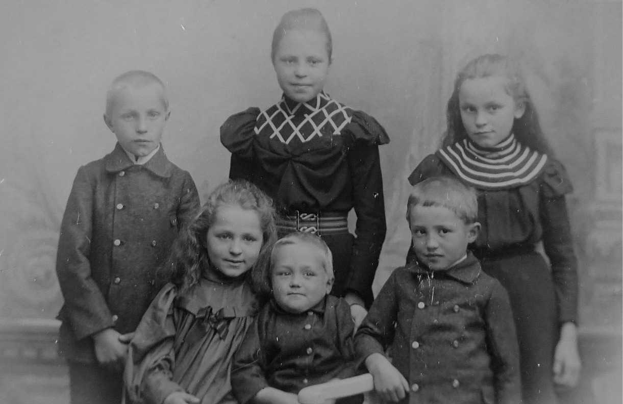 I bakre raden står lärarbarnen Aina, Ingrid och Einar. Framme sitter Elin, Gunnar och Torsten. Fotot är från slutet av 1800-talet och därför fattas yngsta dottern Verna.