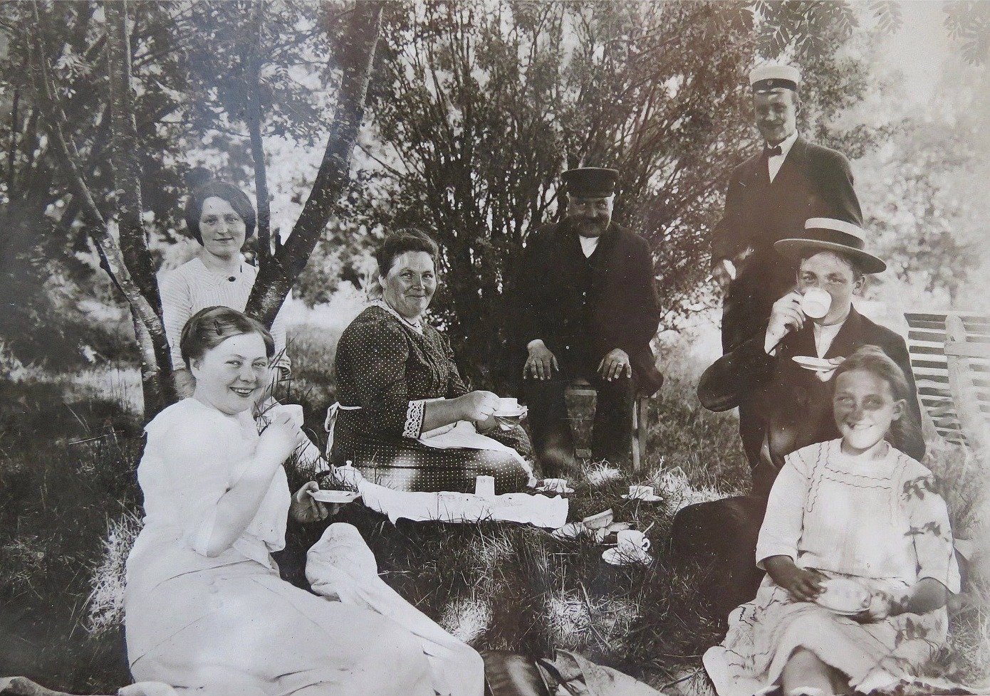 I mitten sitter Ida och J. J. Wadström tillsammans med sin familj.