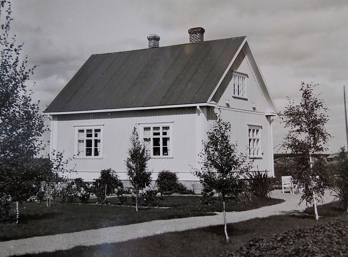 Efter pensionering från lärararbetet i Dagsmark blev Wadström bankdirektör i Lappfjärd. I början på 1930-talet byggde han denna gård på Lappfjärdsvägen 832, som alltså stod mittemot banken. Efter Wadströms död såldes gården åt Åke och Gunnel Ålgars.