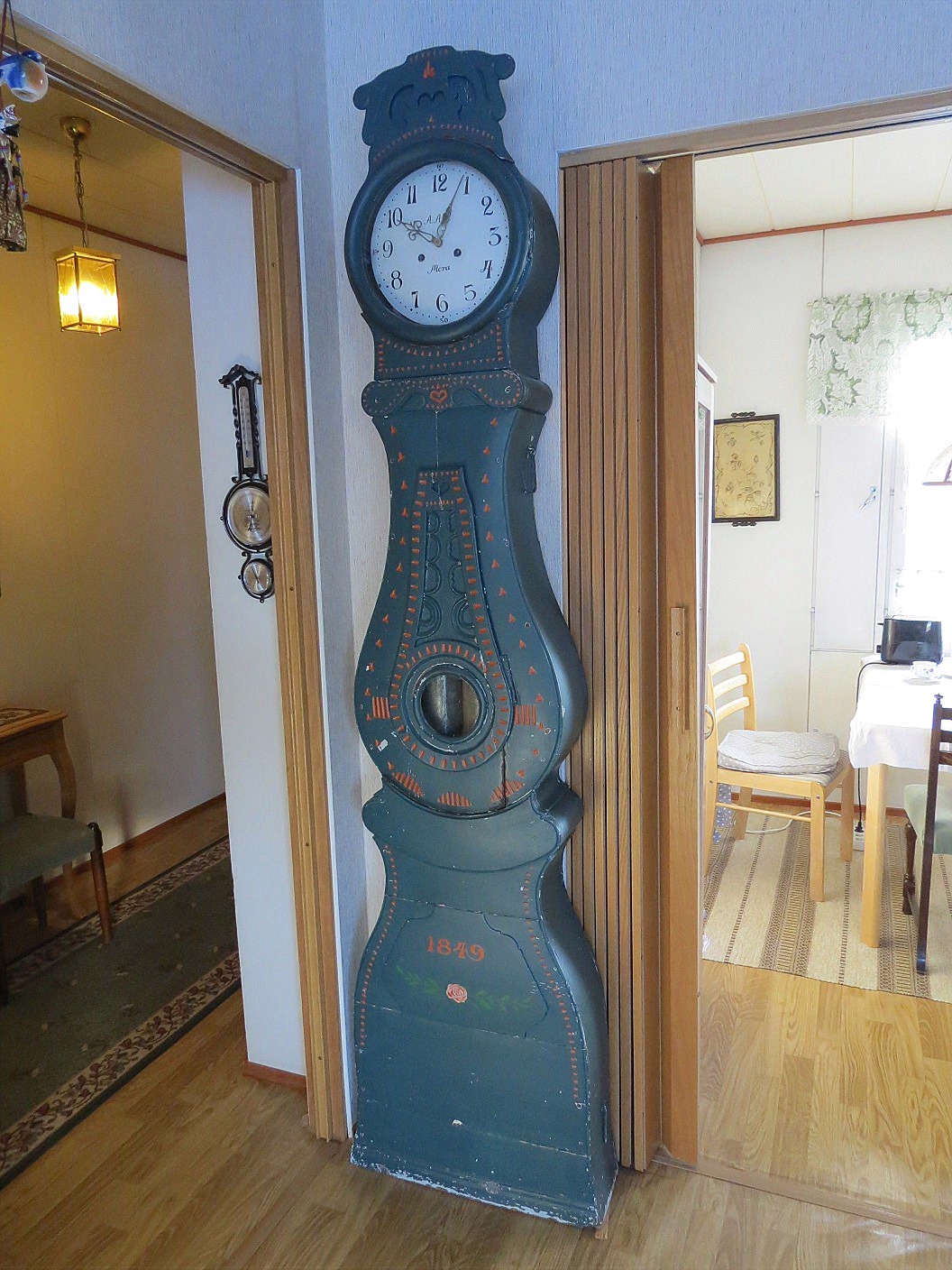 Denna Mora-klocka från 1849 hade funnits i Wadströms barndomshem i Yttermark och nu finns den hos hans barnbarn i Vasa.