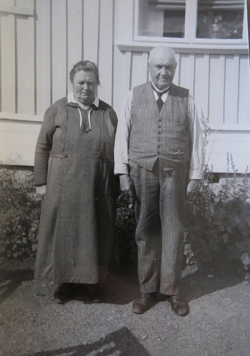 Ida och Johan Jakob Wadstöm framför sin gård i Lappfjärd.