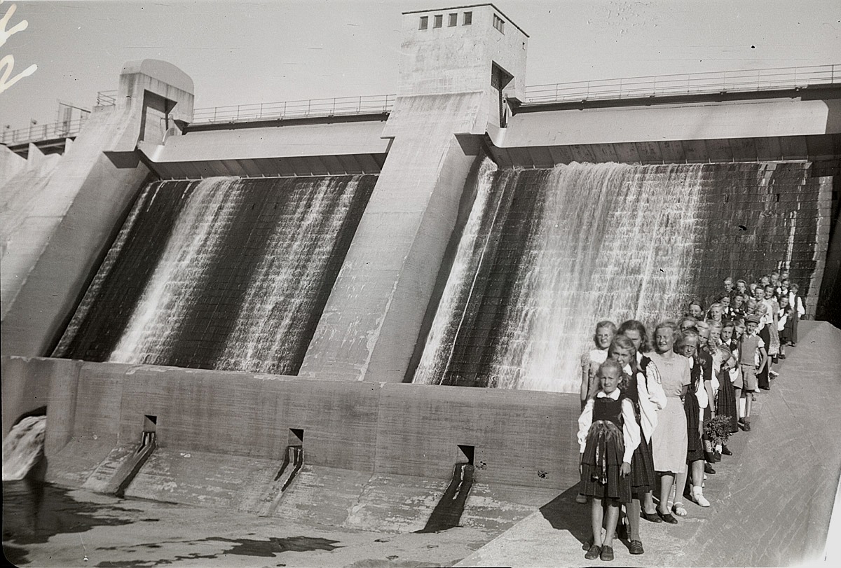 År 1949 gjorde lantbruksklubben ett besök till det då tio år gamla kraftverket i Harjavalta. På bilden bland annat Irma Rosendahl, Brita ebb och Astrid Klåvus.