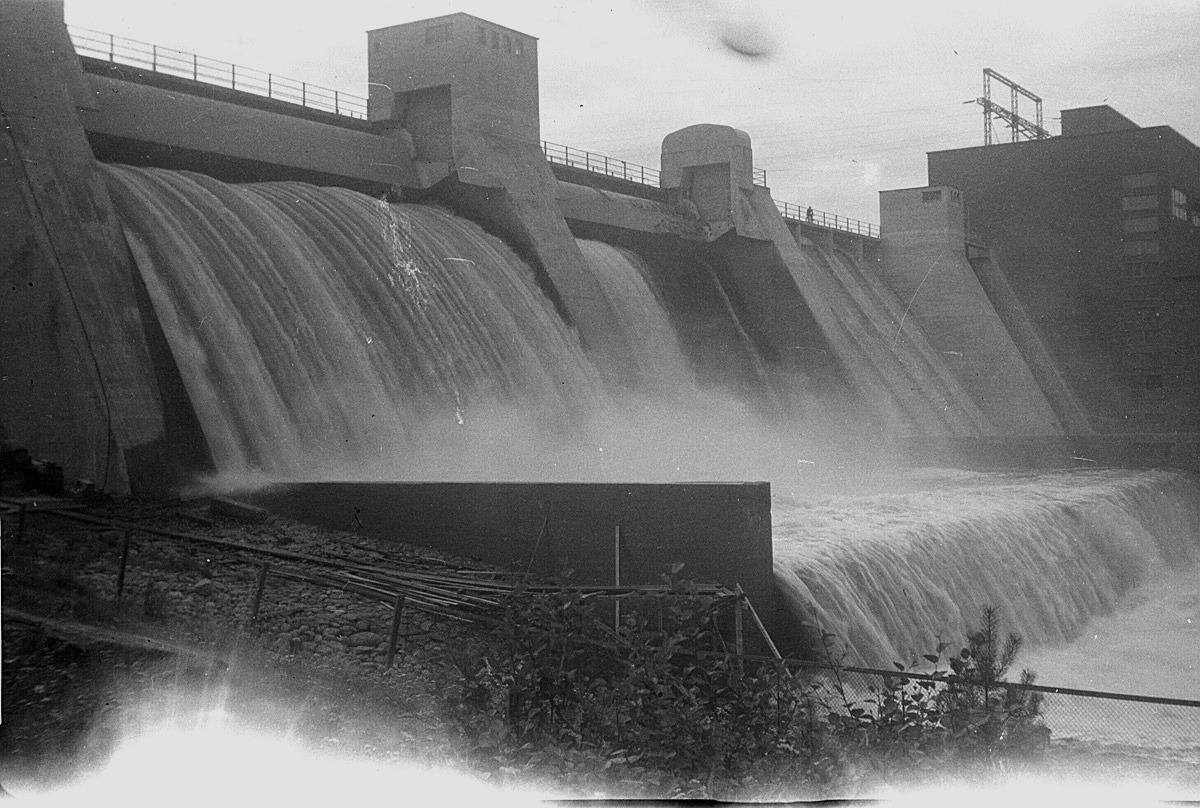 Kraftverket i Harjavalta togs i bruk just före vinterkriget bröt ut 1939 och den stora ledningen genom Dagsmark till Vasa togs i bruk ett år senare. Lantbruksklubben gjorde en resa till kraftverket 1949.