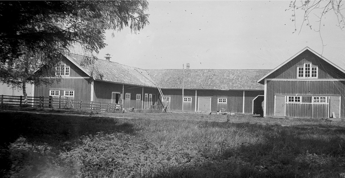 Uthusbyggnaden på prostgården Bäckelund. Delen till vänster revs 1950 medan delen till höger fortfarande står kvar.