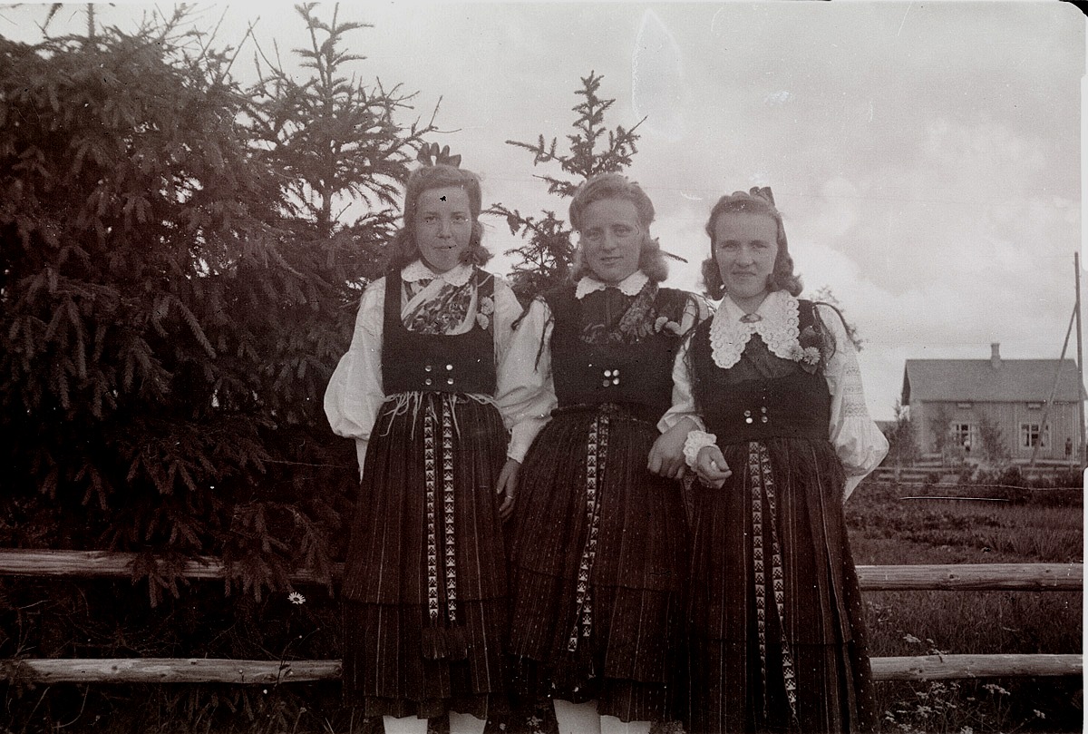 Lappfjärdsflickor i folkdräkt, från vänster Astrid Klemets, Inga Högström och Ellen Nissander. Fotot från 1950.