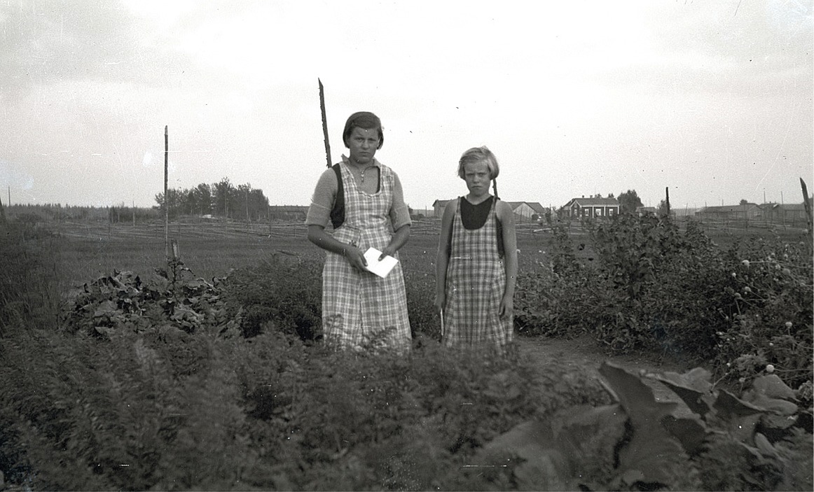 Elin och Elna Holmlund vid deras klubbland.