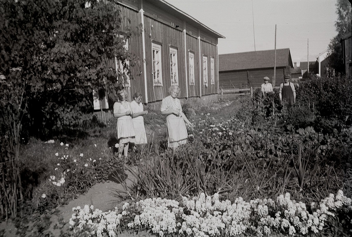 Präktig hemträdgård vid Rosendahls, där bland andra Irma och Margit står.