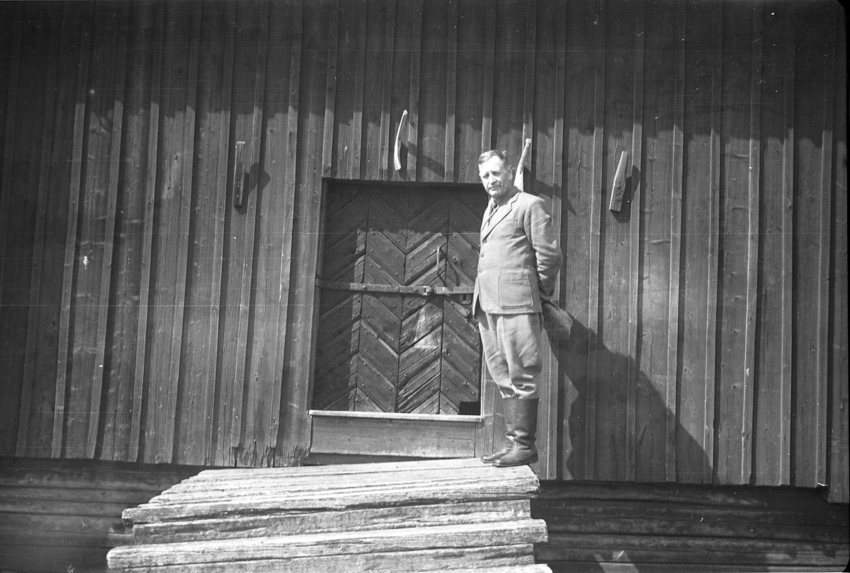 Folkskolläraren, klubbledaren och fotografen Selim Björses balanserar på den sluttande trappan på häbbret vid Bäckelund.