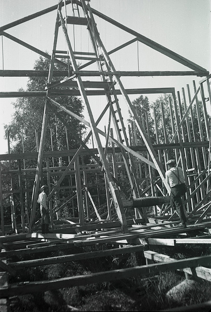 Här ser man hur det gick till då takstolarna vinschades upp på väggbanden, då lokalen byggdes 1950.