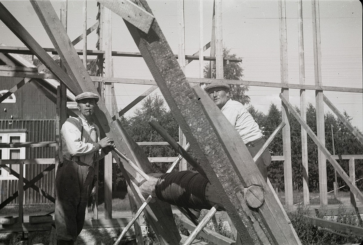 Takstolarna vinschades upp med en dylik maskin, då ungdomslokalen byggdes 1950.