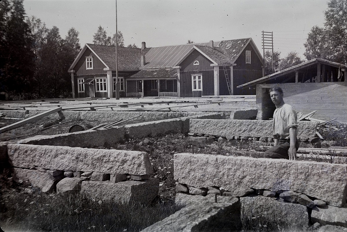 År 1950 visar Alvar Björklund hur stenfoten är lagd under den nya ungdomslokalen.