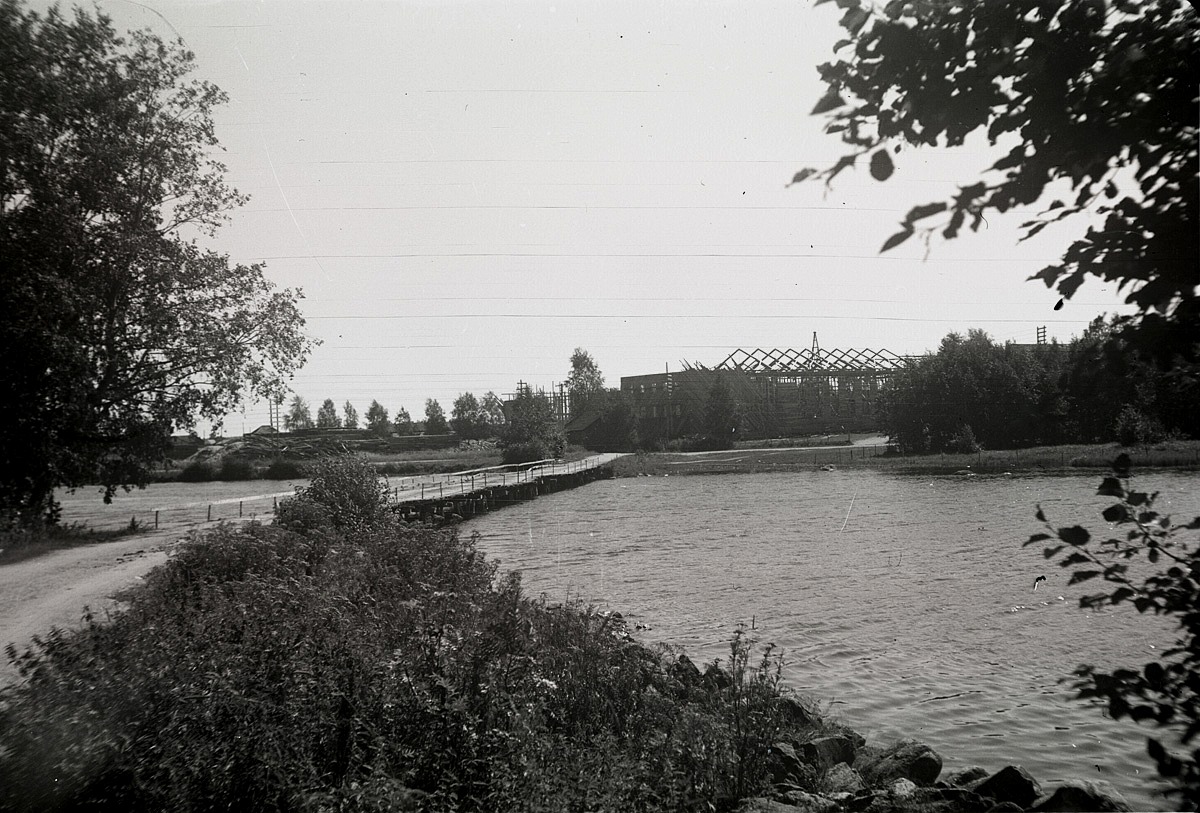 Ungdomslokalen under byggnadsskedet 1950 fotograferad från andra sidan ån. "Gamälbroen" leder över till den andra sidan. 
