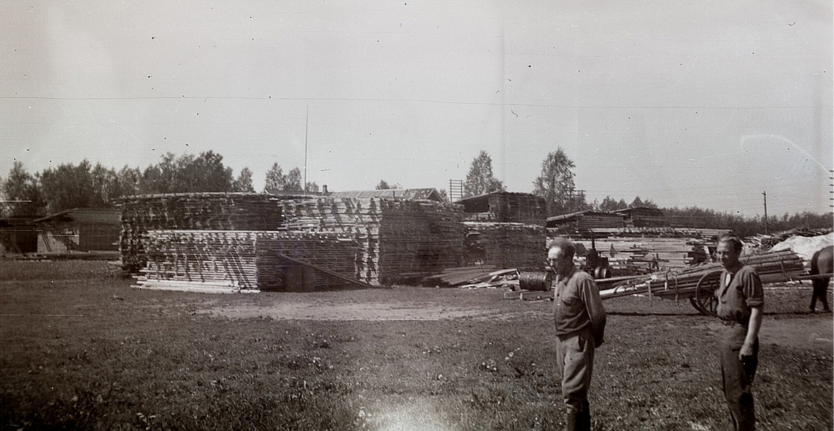4 000 stockar sågades till byggnadsvirke för att användas vid lokalsbygget. Evert Ekman till vänster ser bekymrad ut.
