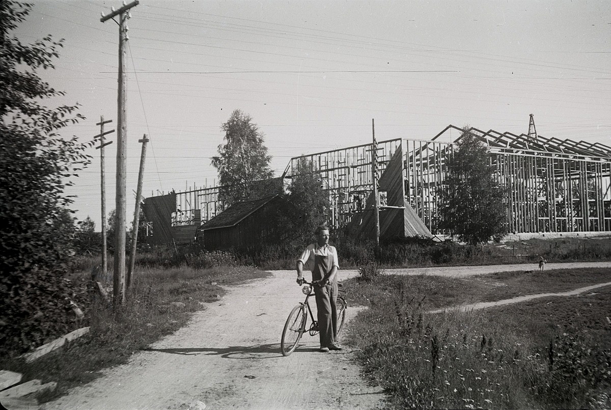 1950 reser sig den nya ungdomslokalen. Mannen med "karavagne" är på väg över Gamla bron.