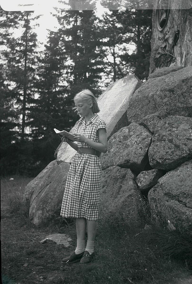 År 1950 gjorde klubben en utfärd till Oravais och här står Mona Knus framför Döbelns sten och läser "Döbeln vid Jutas" ur Fänrik Ståhls sägner. 